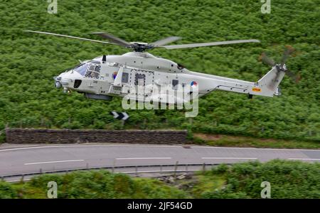 Die Royal Netherlands Navy fliegt dort NH90 den Mach Loop in wales. In N318 Flugzeugen. Das Flugzeug befindet sich derzeit bei RNAS Culdrose. Stockfoto