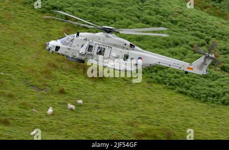 Die Royal Netherlands Navy fliegt dort NH90 den Mach Loop in wales. In N318 Flugzeugen. Das Flugzeug befindet sich derzeit bei RNAS Culdrose. Stockfoto