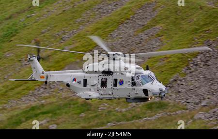 Die Royal Netherlands Navy fliegt dort NH90 den Mach Loop in wales. In N318 Flugzeugen. Das Flugzeug befindet sich derzeit bei RNAS Culdrose. Stockfoto