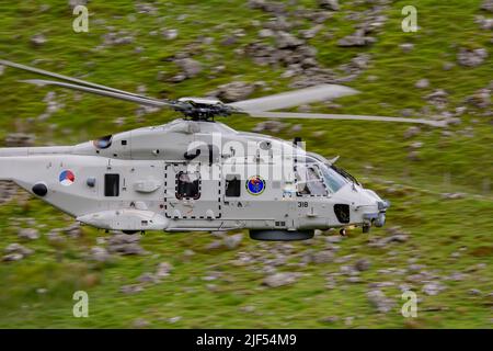 Die Royal Netherlands Navy fliegt dort NH90 den Mach Loop in wales. In N318 Flugzeugen. Das Flugzeug befindet sich derzeit bei RNAS Culdrose. Stockfoto