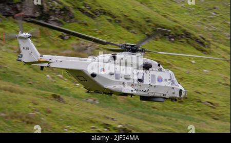 Die Royal Netherlands Navy fliegt dort NH90 den Mach Loop in wales. In N318 Flugzeugen. Das Flugzeug befindet sich derzeit bei RNAS Culdrose. Stockfoto