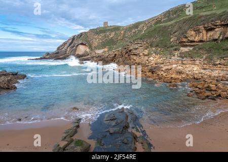 Die Eremitage von Santa Justa ist in den Felsen einer Klippe über dem Kantabrischen Meer, der Stadt Ubiarco in Kantabrien, Spanien, gehauen Stockfoto