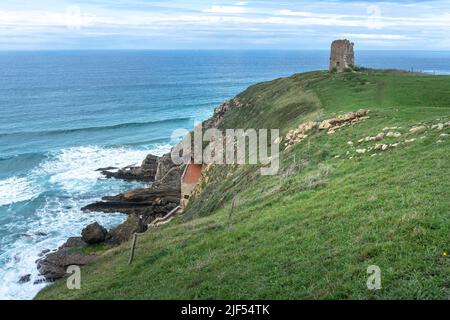 Die Eremitage von Santa Justa ist in den Felsen einer Klippe über dem Kantabrischen Meer, der Stadt Ubiarco in Kantabrien, Spanien, gehauen Stockfoto