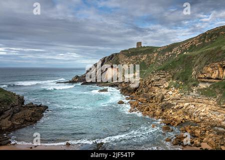 Die Eremitage von Santa Justa ist in den Felsen einer Klippe über dem Kantabrischen Meer, der Stadt Ubiarco in Kantabrien, Spanien, gehauen Stockfoto