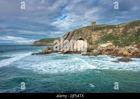 Die Eremitage von Santa Justa ist in den Felsen einer Klippe über dem Kantabrischen Meer, der Stadt Ubiarco in Kantabrien, Spanien, gehauen Stockfoto