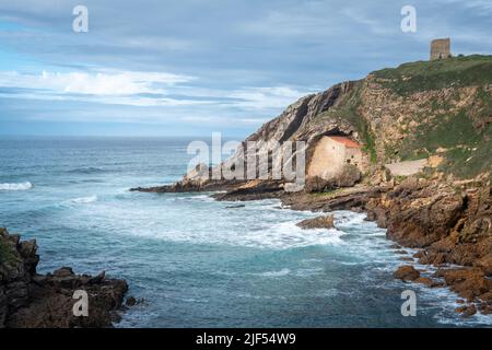 Die Eremitage von Santa Justa ist in den Felsen einer Klippe über dem Kantabrischen Meer, der Stadt Ubiarco in Kantabrien, Spanien, gehauen Stockfoto