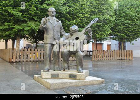 Skulptur des Musikerduetts mit Sänger und Gitarrist an der Plaza de la Soledad in Badajoz, Extremadura, Spanien Stockfoto