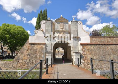 Tor Puerta del Pilar im Parque Ronda del Pila in Badajoz, Extremadura, Spanien Stockfoto