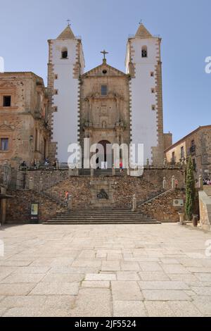 Plaza de San Jorge mit der Kirche Iglesia de San Francisco Javier in der UNESCO-Altstadt von Caceres, Extremadura, Spanien Stockfoto