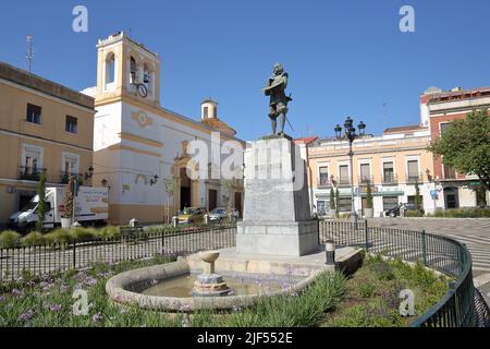 Plaza de Cervantes mit der Kirche Iglesia de San Andres und dem Denkmal des Malers Francisco de Zurbaran in Badajoz, Extremadura, Spanien Stockfoto