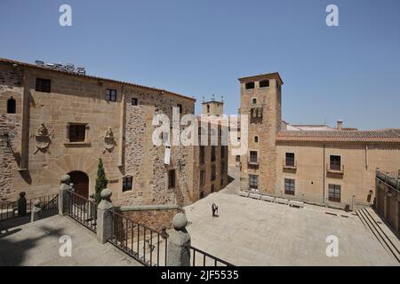 Blick auf die Plaza de San Jorge mit dem Gebäude Casa Palacio de los Becerra in der UNESCO-Altstadt von Caceres, Extremadura, Spanien Stockfoto