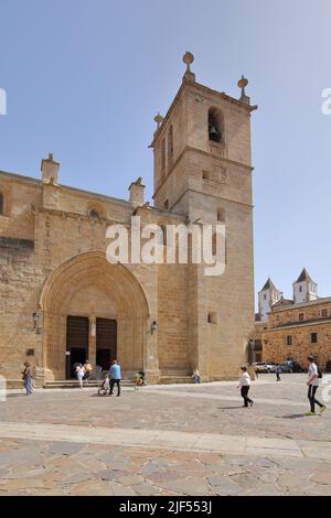 Kirche Iglesia Concatedral de Santa Maria an der Plaza de Santa Maria in der UNESCO-Altstadt von Caceres, Extremadura, Spanien Stockfoto