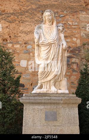 Skulptur der römischen Göttin Ceres der Landwirtschaft auf der Plaza foro de los Balbos in der UNESCO-Altstadt von Caceres, Extremadura, Spanien Stockfoto