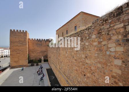 Plaza foro de los Balbos mit dem Turm Torre de la Hierba in der UNESCO-Altstadt von Caceres, Extremadura, Spanien Stockfoto