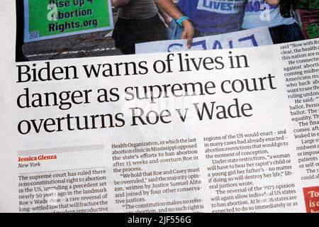 Präsident Joe 'Biden warnt vor Leben in Gefahr, während das Oberste Gericht Roe gegen Wade umkippt' Guardian-Zeitung titelt Artikel des US-Abtreibungsgesetzes in London, Großbritannien Stockfoto