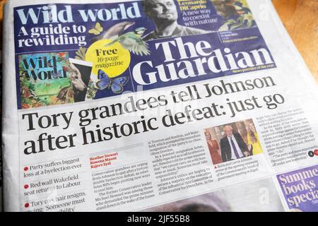 „Tory-Granden sagen Johnson nach historischer Niederlage: Einfach gehen“ Schlagzeile der Guardian-Zeitung Michael Howard Boris Johnson Titelseite 25. Juni 2022 Großbritannien Stockfoto