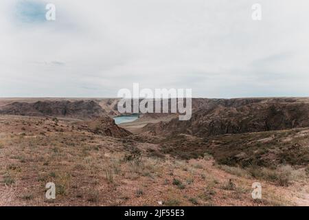 Der Fluss ili liegt inmitten einer bergigen Landschaft. Kasachstan Stockfoto