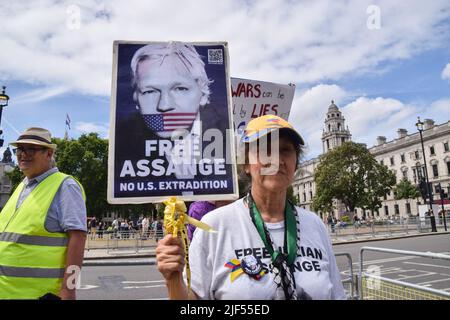 London, Großbritannien. 29.. Juni 2022. Ein Protestler hält während der Demonstration ein Plakat mit dem Titel „Free Assange“. Anhänger von Julian Assange versammelten sich vor dem Parlament, um gegen die Auslieferung des WikiLeaks-Gründers an die USA zu protestieren. Kredit: SOPA Images Limited/Alamy Live Nachrichten Stockfoto