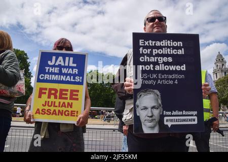 London, Großbritannien. 29.. Juni 2022. Demonstranten halten während der Demonstration Plakate zur Unterstützung von Julian Assange. Anhänger von Julian Assange versammelten sich vor dem Parlament, um gegen die Auslieferung des WikiLeaks-Gründers an die USA zu protestieren. (Foto: Vuk Valcic/SOPA Images/Sipa USA) Quelle: SIPA USA/Alamy Live News Stockfoto