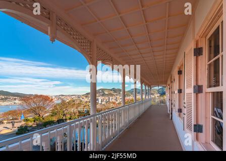 nagasaki, kyushu - 13 2021. dezember: Der Laubveranda-Torbogen und die Balustrade des Außenkorridors im zweiten Stock des britischen Georgi Stockfoto