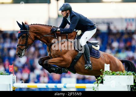 Aachen, Deutschland. 29.. Juni 2022. Pferdesport/Springen: CHIO, Preis von Europa. Der deutsche Springreiter Andre Thieme springt auf dem Pferd Conacco über ein Hindernis. Quelle: Uwe Anspach/dpa/Alamy Live News Stockfoto