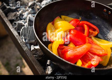 Süßer roter Pfeffer auf dem Grill. Ein tolles vegetarisches Gericht. Stockfoto