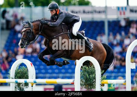 Aachen, Deutschland. 29.. Juni 2022. Pferdesport/Springen: CHIO, Preis von Europa. Der deutsche Springreiter Philip Rüping springt auf dem Pferd Casallco über ein Hindernis. Quelle: Uwe Anspach/dpa/Alamy Live News Stockfoto