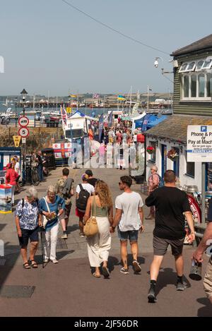 Falmouth, Cornwall, England, Großbritannien. 2022. Besucher des Falmouth Sea Shanty Festivals am Uferbereich des Custom House Quay. Stockfoto