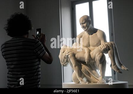 Roma, Italien. 3.. Juni 2022. Die Ausstellung von Jago, dem jungen italienischen Bildhauer, der es schafft, Marmor und Stein Form und Ausdruck zu verleihen, wird bis zum 28. August 2022 im Palazzo Bonaparte in Rom zu sehen sein. (Bild: © Norberto Maccagno/Pacific Press via ZUMA Press Wire) Stockfoto