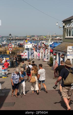 Falmouth, Cornwall, England, Großbritannien. 2022. Besucher des Falmouth Sea Shanty Festivals am Uferbereich des Custom House Quay. Stockfoto