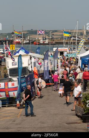 Falmouth, Cornwall, England, Großbritannien. 2022. Besucher des Falmouth Sea Shanty Festivals am Uferbereich des Custom House Quay. Stockfoto