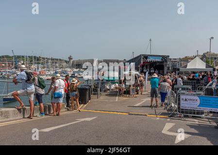 Falmouth, Cornwall, England, Großbritannien. 2022. Besucher des Falmouth Sea Shanty Festivals am Ufer dieses britischen Hafens. Stockfoto