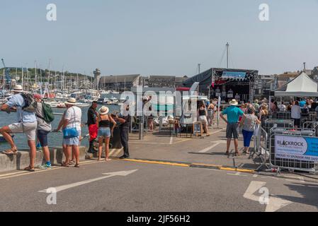 Falmouth, Cornwall, England, Großbritannien. 2022. Besucher des Falmouth Sea Shanty Festivals am Ufer dieses britischen Hafens. Stockfoto