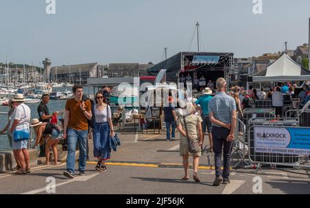 Falmouth, Cornwall, England, Großbritannien. 2022. Besucher des Falmouth Sea Shanty Festivals am Ufer dieses britischen Hafens. Stockfoto