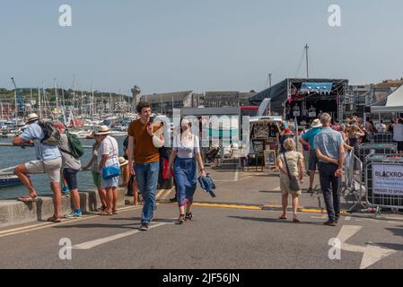 Falmouth, Cornwall, England, Großbritannien. 2022. Besucher des Falmouth Sea Shanty Festivals am Ufer dieses britischen Hafens. Stockfoto