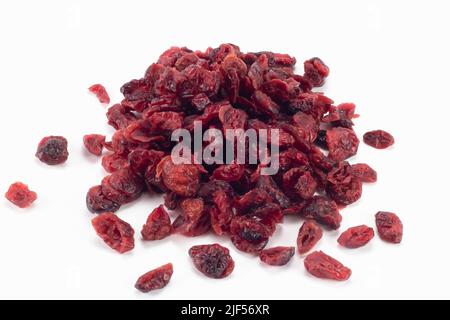 Getrocknete Preiselbeeren isoliert auf hellem Hintergrund. Nahaufnahme. Stockfoto