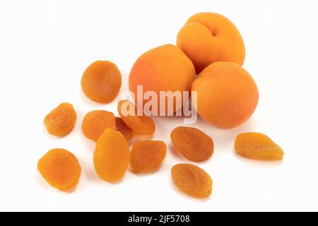 Frische und getrocknete Aprikosen. Nahaufnahme. Stockfoto
