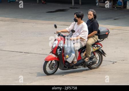 SAMUT PRAKAN, THAILAND, APR 07 2022, das Paar fährt auf dem Motorrad auf der Straße. Stockfoto