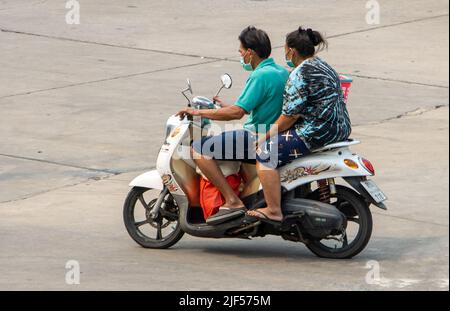 SAMUT PRAKAN, THAILAND, APR 07 2022, das Paar fährt auf dem Motorrad auf der Straße. Stockfoto