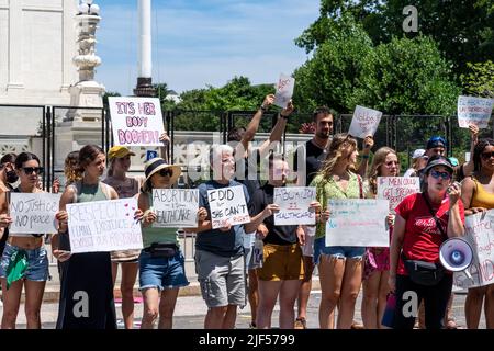 Washington, DC - 28. Juni 2022: Demonstranten für Abtreibungen vor dem Gebäude des Obersten Gerichtshofs. Stockfoto