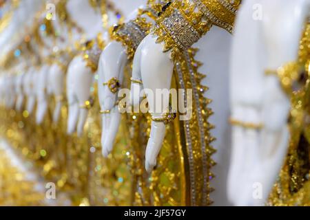 Nahaufnahme der Handgesten orientalischer Gottheiten-Statuen in einem buddhistischen Tempel Stockfoto