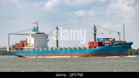 SAMUT PRAKAN, THAILAND, APR 01 2022, das Schiff Typ Container Schiff STELLAR WINDSOR mit Containern Segel aus dem Chao Phraya River geladen Stockfoto