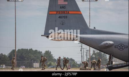Die Flieger des Luftlift-Flügels 182. verlassen die C-130 Hercules am Sawyer International Airport, Marquette, Michigan, während der Übung Northern Agility 22-1, 29. Juni 2022. Das Flugzeug und die Besatzung der Illinois Air National Guard holten Fracht und Personal ab, um sie an K.I. zu liefern Sawyer auf der oberen Halbinsel von Michigan. Northern Agility übt Agile Combat Employment aus, eine universelle Anwendung für US-Luftstreitkräfte, die es Airmen ermöglicht, jederzeit und überall Luftstrom zu liefern, um die Entscheidungsfindung eines Gegners zu erschweren. (USA Foto der Luftwaffe von Staff Sgt. River Bruce) Stockfoto