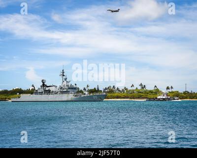 220627-N-EE352-1053 PEARL HARBOR (27. Juni 2022) – die Korvette der Royal Malaysian Navy KD Lekir (F-26) trifft auf der Joint Base Pearl Harbor-Hickam ein, um an der Übung Rim of the Pacific (RIMPAC) 2022 am 27. Juni teilzunehmen. 26 Nationen, 38 Schiffe, vier U-Boote, mehr als 170 Flugzeuge und 25.000 Mitarbeiter nehmen vom 29. Juni bis zum 4. August an RIMPAC in und um die Hawaii-Inseln und Südkalifornien Teil. RIMPAC, die weltweit größte internationale maritime Übung, bietet eine einzigartige Ausbildungsmöglichkeit und fördert und pflegt kooperative Beziehungen zwischen den Teilnehmern, die kritisch sind Stockfoto