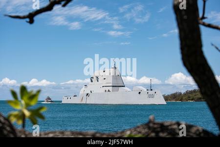 PEARL HARBOR (28. Juni 2022) – der Zerstörer der Zumwalt-Klasse USS Michael Monsoor (DDG 1001) kommt auf der Joint Base Pearl Harbor-Hickam an, um am 28. Juni an Rim of the Pacific (RIMPAC) 2022 teilzunehmen. 26 Nationen, 38 Schiffe, vier U-Boote, mehr als 170 Flugzeuge und 25.000 Mitarbeiter nehmen vom 29. Juni bis zum 4. August an RIMPAC in und um die Hawaii-Inseln und Südkalifornien Teil. RIMPAC, die weltweit größte internationale maritime Übung, bietet eine einzigartige Ausbildungsmöglichkeit und fördert und pflegt kooperative Beziehungen zwischen den Teilnehmern, die für die Sicherheit von von von von entscheidender Bedeutung sind Stockfoto