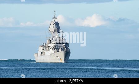 220628-N-OR809-1036 PEARL HARBOR (28. Juni 2022) – die Royal Australian Navy Fregatte HMAS Warramunga (FFH 152) trifft auf der Joint Base Pearl Harbor-Hickam ein, um an Rim of the Pacific (RIMPAC) 2022 teilzunehmen. 26 Nationen, 38 Schiffe, vier U-Boote, mehr als 170 Flugzeuge und 25.000 Mitarbeiter nehmen vom 29. Juni bis zum 4. August an RIMPAC in und um die Hawaii-Inseln und Südkalifornien Teil. RIMPAC, die weltweit größte internationale maritime Übung, bietet eine einzigartige Ausbildungsmöglichkeit und fördert und pflegt kooperative Beziehungen zwischen den Teilnehmern, die für die Gewährleistung von Sicherheit entscheidend sind Stockfoto