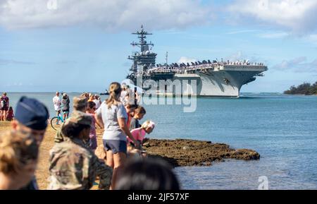 220628-N-XG173-1011 PEARL HARBOR (28. Juni 2022) – der Flugzeugträger der Nimitz-Klasse USS Abraham Lincoln (CVN 72) kommt auf der Joint Base Pearl Harbor-Hickam an, um am Rim of the Pacific (RIMPAC) 2022 teilzunehmen. 26 Nationen, 38 Schiffe, vier U-Boote, mehr als 170 Flugzeuge und 25.000 Mitarbeiter nehmen vom 29. Juni bis zum 4. August an RIMPAC in und um die Hawaii-Inseln und Südkalifornien Teil. RIMPAC, die weltweit größte internationale maritime Übung, bietet eine einzigartige Ausbildungsmöglichkeit und fördert und pflegt kooperative Beziehungen zwischen den Teilnehmern, die für ENS von entscheidender Bedeutung sind Stockfoto