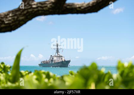PEARL HARBOR (28. Juni 2022) – USS Sampson (DDG 102), ein Zerstörer der Arleigh-Burke-Klasse, kommt auf der Joint Base Pearl Harbor-Hickam an, um am 28. Juni an Rim of the Pacific (RIMPAC) 2022 teilzunehmen. 26 Nationen, 38 Schiffe, vier U-Boote, mehr als 170 Flugzeuge und 25.000 Mitarbeiter nehmen vom 29. Juni bis zum 4. August an RIMPAC in und um die Hawaii-Inseln und Südkalifornien Teil. RIMPAC, die weltweit größte internationale maritime Übung, bietet eine einzigartige Ausbildungsmöglichkeit und fördert und pflegt kooperative Beziehungen zwischen den Teilnehmern, die für die Gewährleistung von Stockfoto