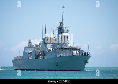 220628-N-XL376-1082 PEARL HARBOR (28. Juni 2022) – die Fregatte der Royal Canadian Navy HMCS Vancouver (FFH 331) kommt auf der Joint Base Pearl Harbor-Hickam an, um am 28. Juni an der RIMPAC 2022 teilzunehmen. 26 Nationen, 38 Schiffe, vier U-Boote, mehr als 170 Flugzeuge und 25.000 Mitarbeiter nehmen vom 29. Juni bis zum 4. August an RIMPAC in und um die Hawaii-Inseln und Südkalifornien Teil. RIMPAC, die weltweit größte internationale maritime Übung, bietet eine einzigartige Ausbildungsmöglichkeit und fördert und pflegt kooperative Beziehungen zwischen Teilnehmern, die für ENSU von entscheidender Bedeutung sind Stockfoto