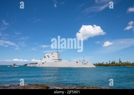 PEARL HARBOR (28. Juni 2022) – USS Michael Monsoor (DDG 1001) der Klasse Zumwalt erreicht die Joint Base Pearl Harbor-Hickam, um an Rim of the Pacific (RIMPAC) 2022 teilzunehmen. 26 Nationen, 38 Schiffe, vier U-Boote, mehr als 170 Flugzeuge und 25.000 Mitarbeiter nehmen vom 29. Juni bis zum 4. August an RIMPAC in und um die Hawaii-Inseln und Südkalifornien Teil. RIMPAC, die weltweit größte internationale maritime Übung, bietet eine einzigartige Ausbildungsmöglichkeit und fördert und pflegt kooperative Beziehungen zwischen den Teilnehmern, die für die Sicherheit von s von entscheidender Bedeutung sind Stockfoto